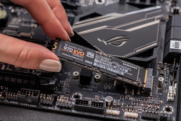 Collegare la nuova unità SSD NVMe al computer