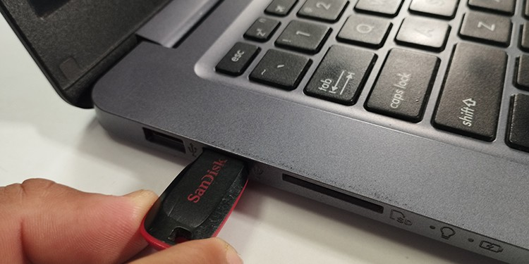 NO_TRANS:Inserire una chiavetta USB