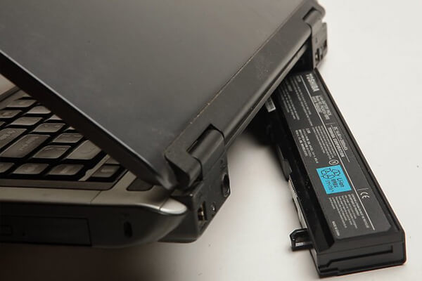 rimuovere la batteria del notebook