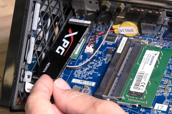 installare l'unità SSD M.2 nel PC desktop